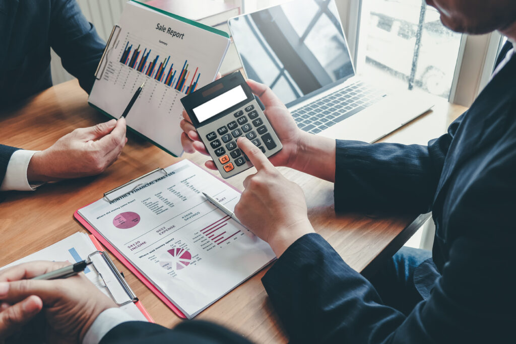 Grupo de pessoas fazendo a contabilidade da empresa