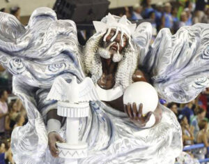 Do outro lado do tripé, aparece Oxalá, orixá associado à criação do mundo Foto: Agência O Globo