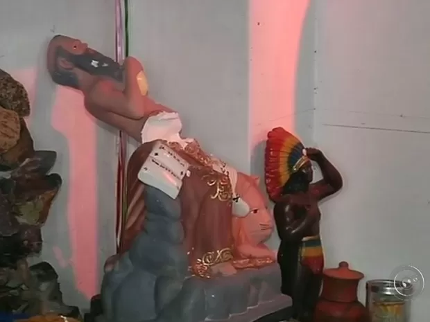 Imagens foram destruídas em terreiro (Foto: Reprodução / TV TEM)