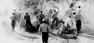 O massacre ocorreu quando cerca de 20 mil sul-africanos protestaram contra a determinação imposta pelo governo da época (Reprodução)
